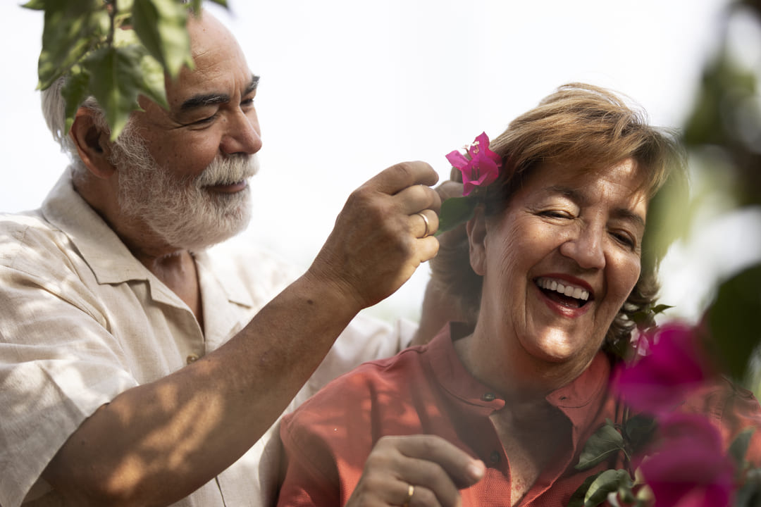 romantic-older-couple-their-countryside-home-with-flowers (2)