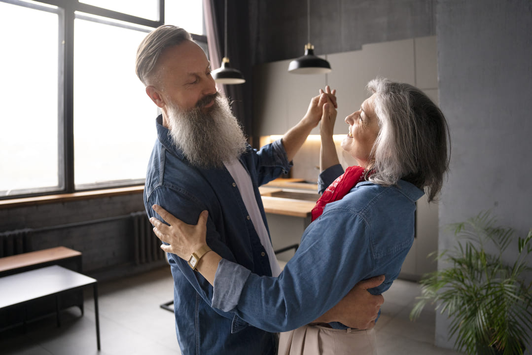 senior-couple-dancing-home (2)